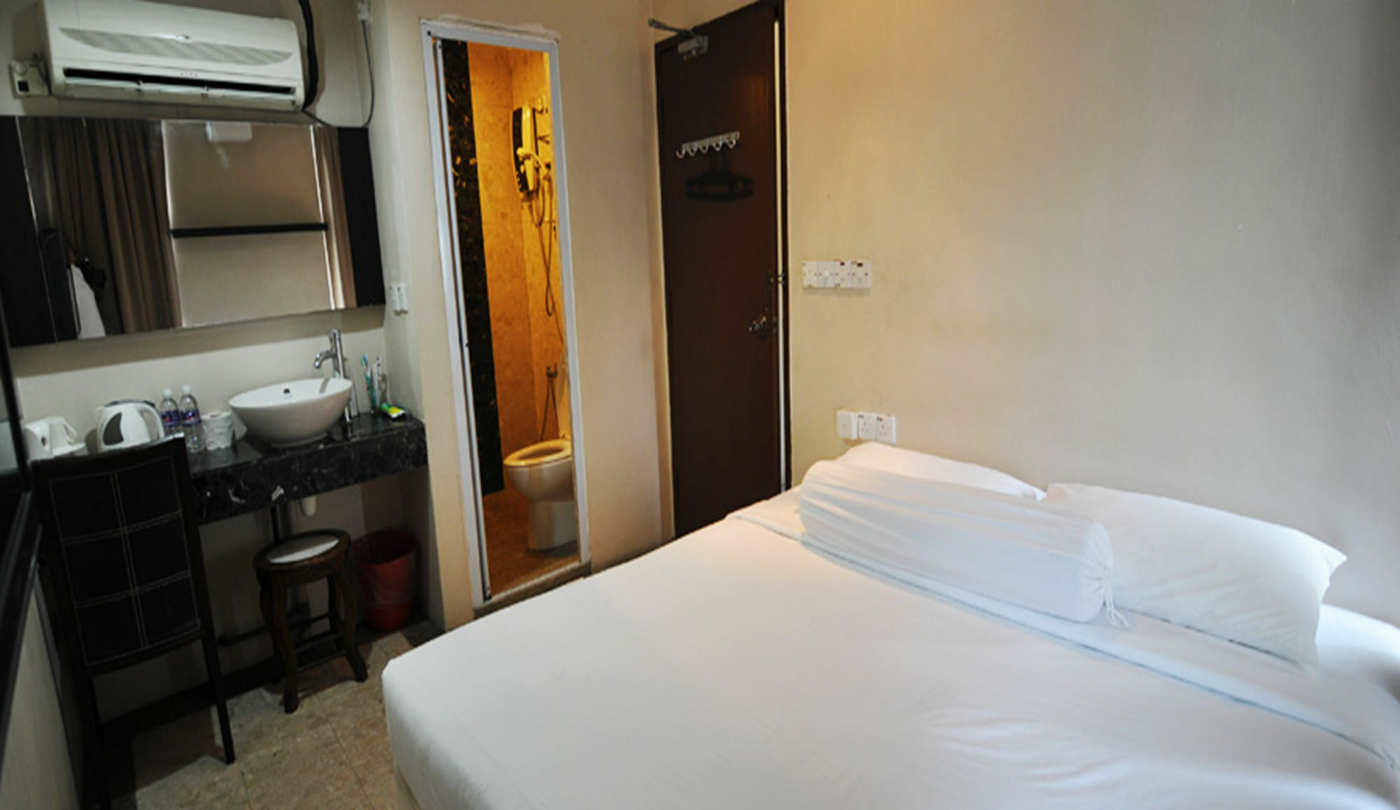 Hotel Zamburger Sungai Bakap Simpang Ampat  ภายนอก รูปภาพ